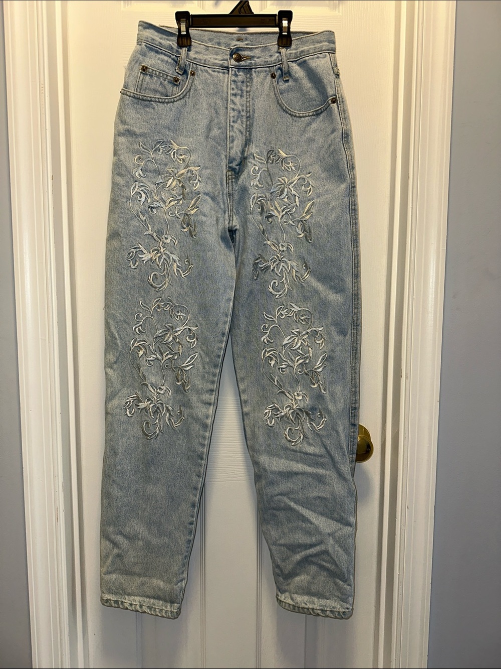 Embroidered Light Blue Cropped Women's Jeans